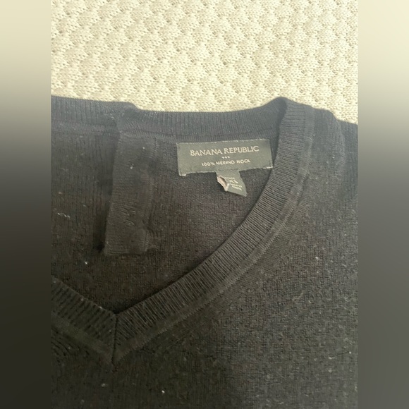 Banana Republic long sleeve v-neck black sweater - Picture 9 of 10